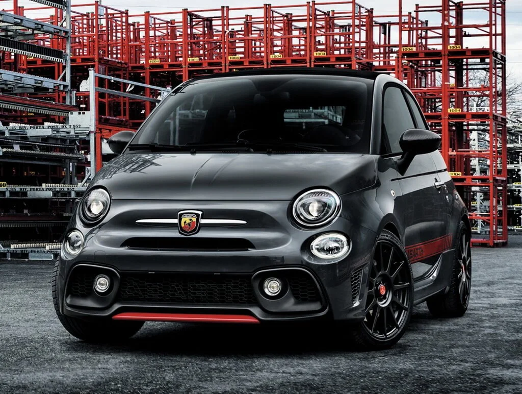 Abarth 695 (2024) — вид спереди, фото 2