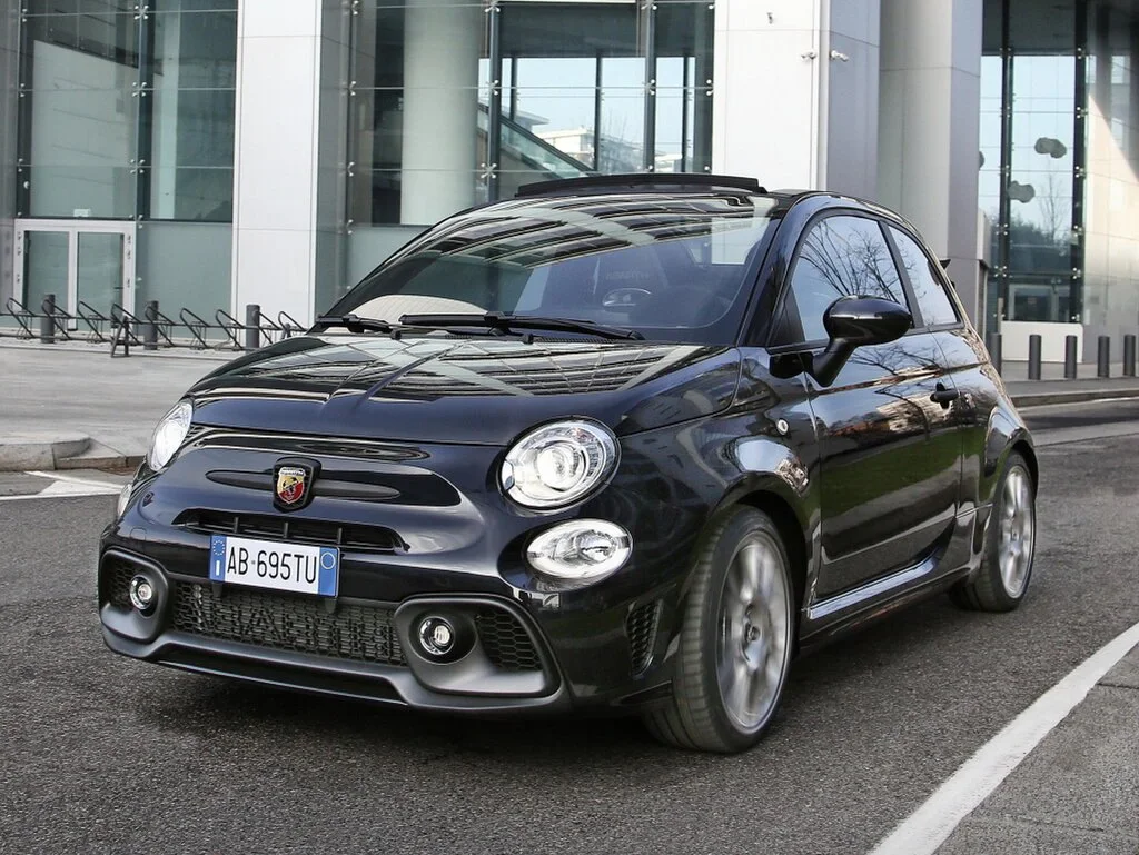 Фото Abarth 695 (2024) — вид спереди, фото 3. Три четверти спереди: видно и «лицо», и профиль разом Abarth 695 (2024) — вид спереди, фото 3