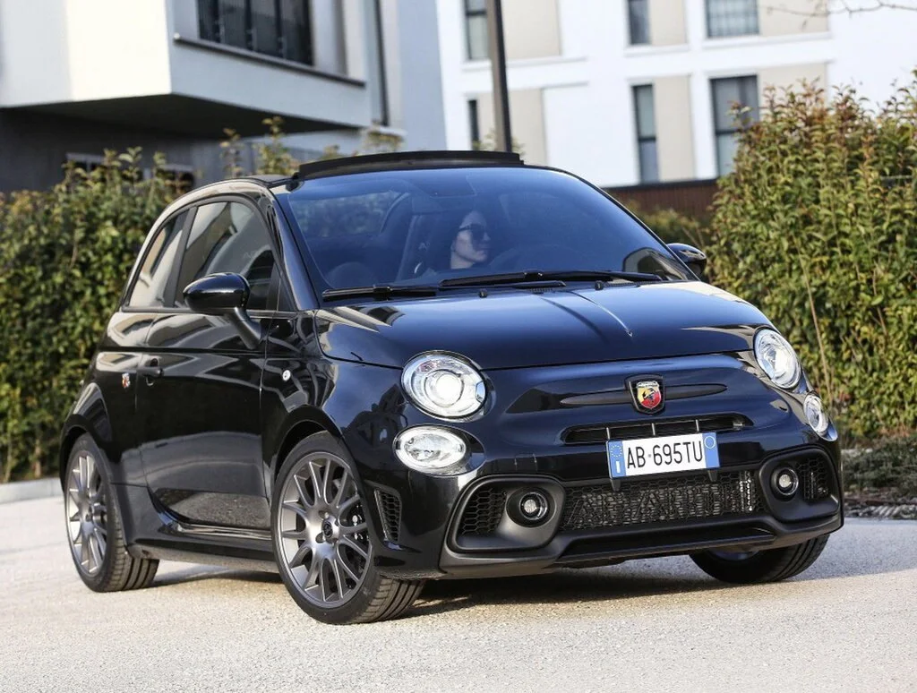 Фото Abarth 695 (2024) — вид спереди, фото 4. Анфас: решётка, форма фар и бампер — по ним модель и узнают на дороге Abarth 695 (2024) — вид спереди, фото 4