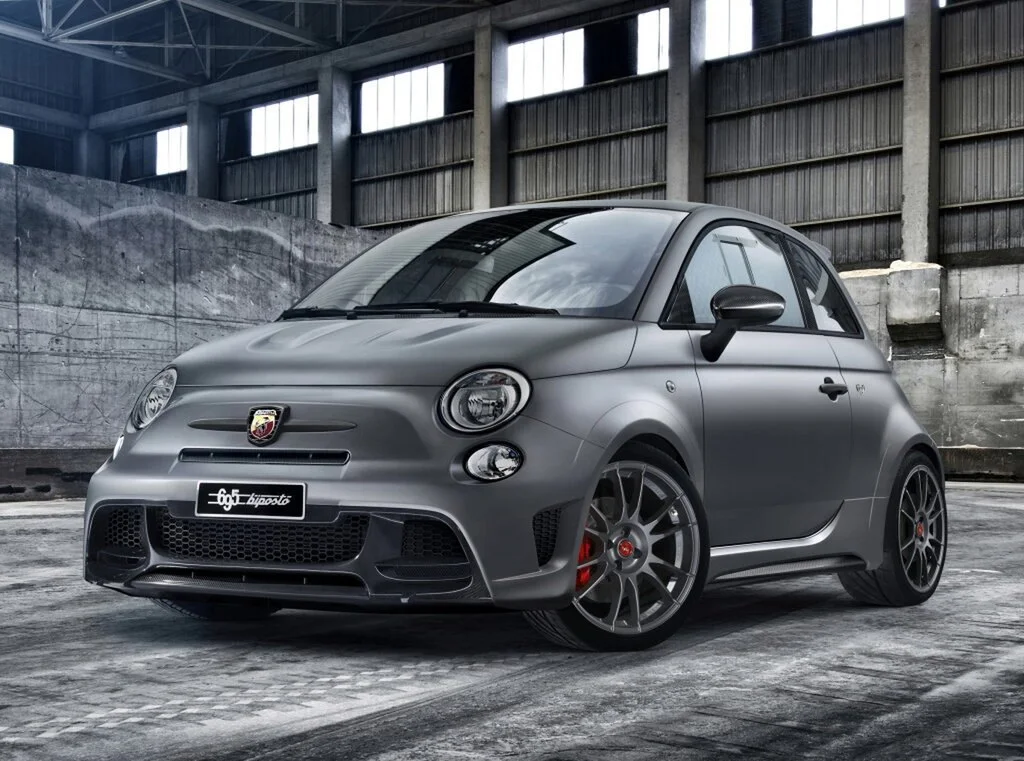 Фото Abarth 695 (2024) — вид спереди, фото 5. Передняя часть крупно: рисунок ходовых огней и воздухозаборники Abarth 695 (2024) — вид спереди, фото 5