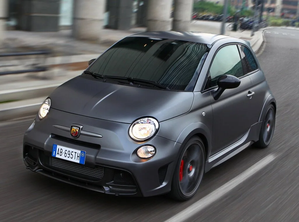 Фото Abarth 695 (2024) — вид спереди, фото 6. Три четверти спереди: видно и «лицо», и профиль разом Abarth 695 (2024) — вид спереди, фото 6