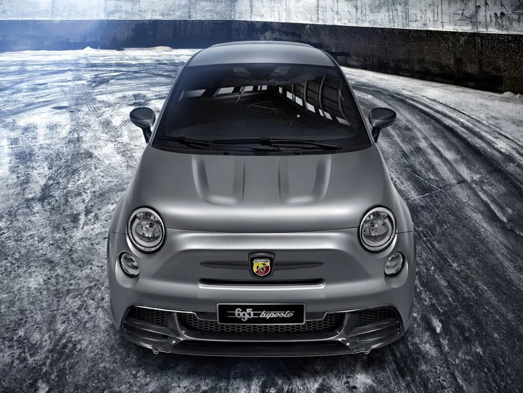 Фото Abarth 695 (2024) — вид спереди, фото 7. Анфас: решётка, форма фар и бампер — по ним модель и узнают на дороге Abarth 695 (2024) — вид спереди, фото 7