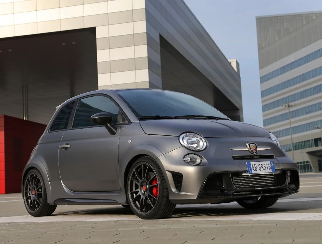 Фото Abarth 695 (2024) — вид спереди, фото 8. Передняя часть крупно: рисунок ходовых огней и воздухозаборники Abarth 695 (2024) — вид спереди, фото 8