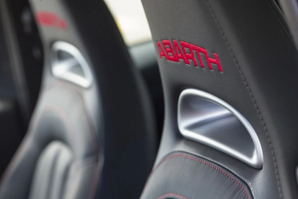 Фото Abarth 695 (2024) — передние сиденья. Передние кресла: профиль спинки, подушка и отделка Abarth 695 (2024) — передние сиденья