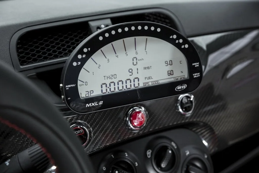 Фото Abarth 695 (2024) — приборная панель. Цифровые приборы за рулём — то, что видит водитель Abarth 695 (2024) — приборная панель