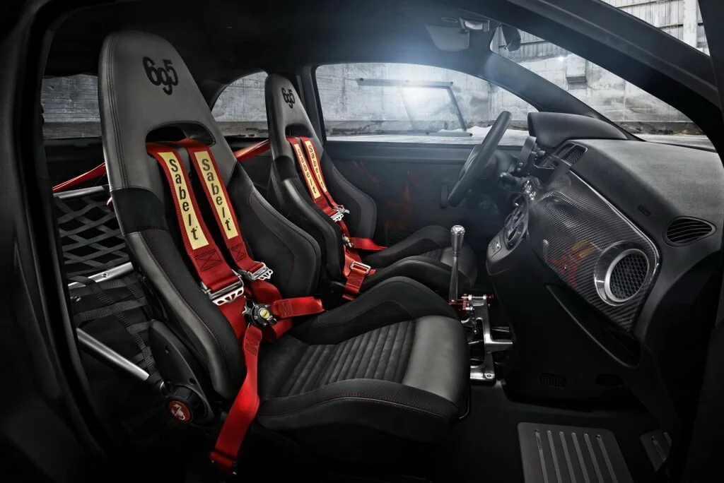 Фото Abarth 695 (2024) — интерьер, фото 6. Обзор салона: отделка, стыки панелей и рабочее место водителя Abarth 695 (2024) — интерьер, фото 6