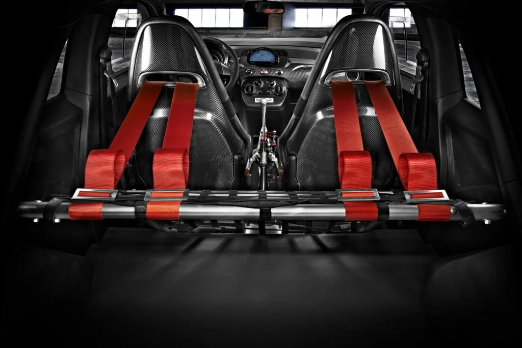 Фото Abarth 695 (2024) — интерьер, фото 7. Общий план салона: панель, консоль и передние кресла Abarth 695 (2024) — интерьер, фото 7