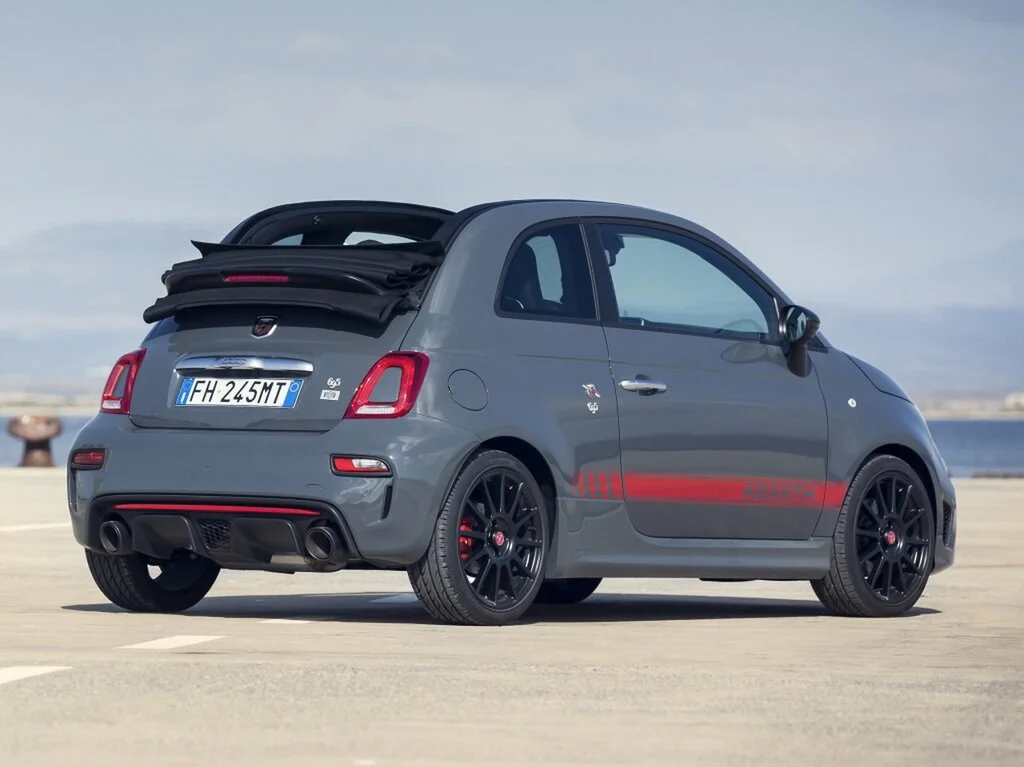 Фото Abarth 695 (2024) — вид сзади, фото 3. Сзади-сбоку: свес кормы и стойка пятой двери Abarth 695 (2024) — вид сзади, фото 3