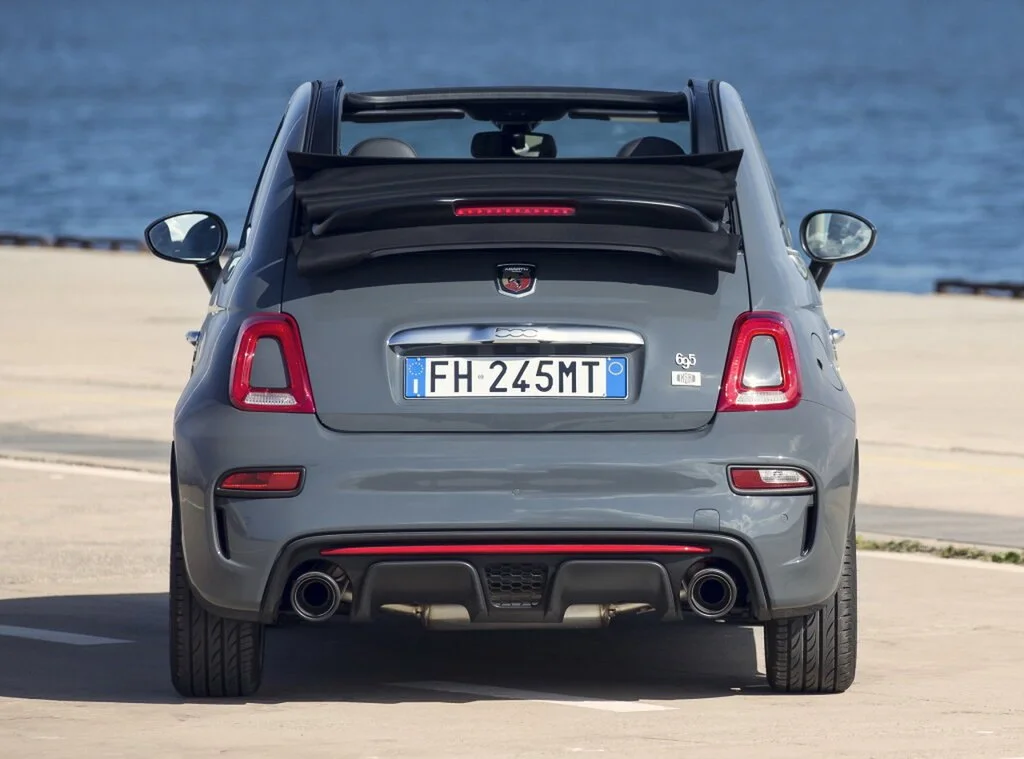 Фото Abarth 695 (2024) — вид сзади, фото 4. Корма: рисунок фонарей, бампер и оформление пятой двери Abarth 695 (2024) — вид сзади, фото 4