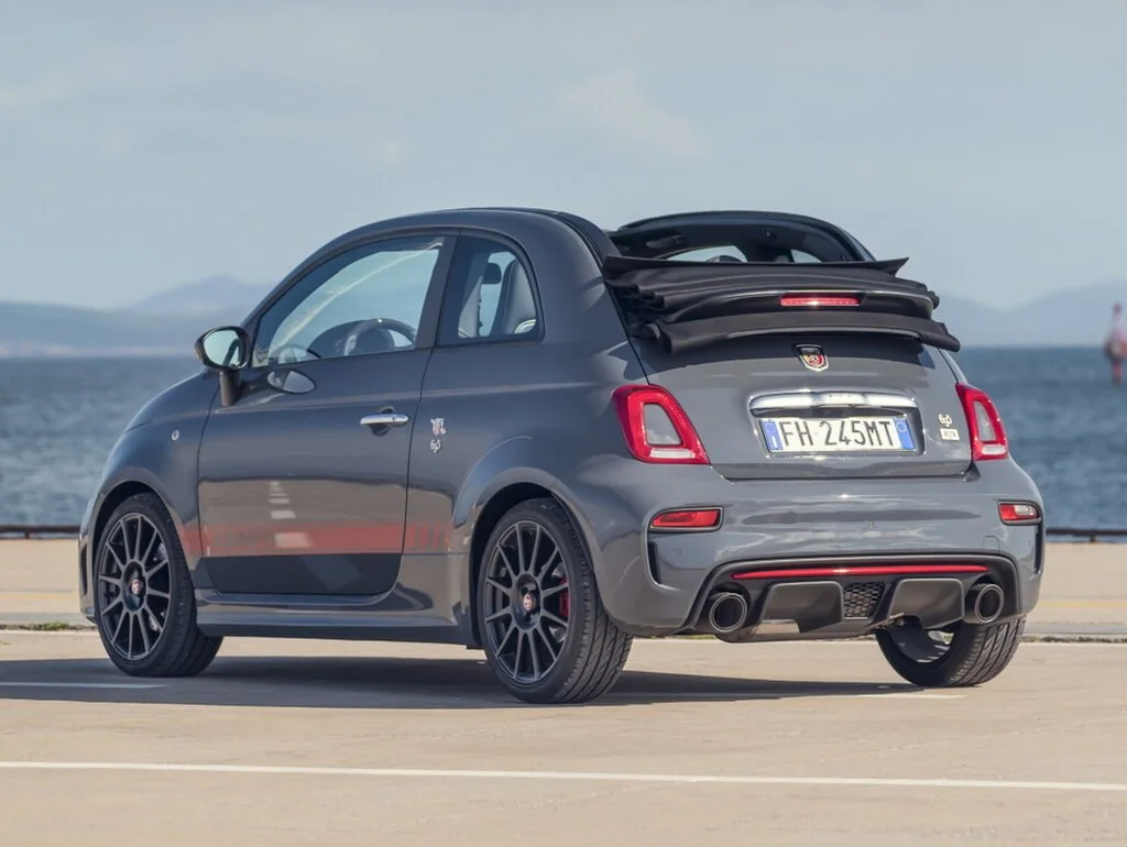 Фото Abarth 695 (2024) — вид сзади, фото 5. Задняя часть крупно: ширина кормы и выпускная система Abarth 695 (2024) — вид сзади, фото 5