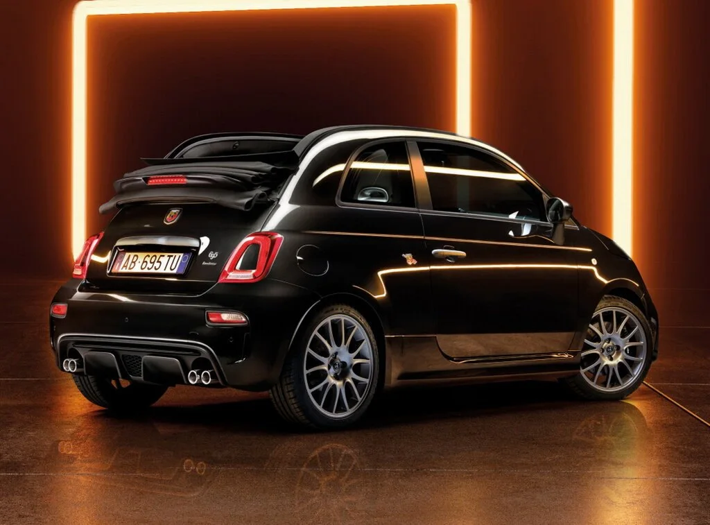 Фото Abarth 695 (2024) — вид сзади, фото 6. Сзади-сбоку: свес кормы и стойка пятой двери Abarth 695 (2024) — вид сзади, фото 6