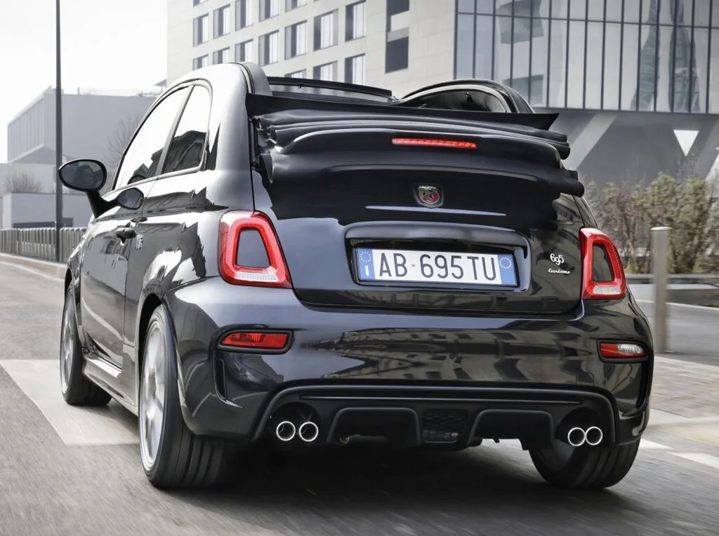 Фото Abarth 695 (2024) — вид сзади, фото 7. Корма: рисунок фонарей, бампер и оформление пятой двери Abarth 695 (2024) — вид сзади, фото 7