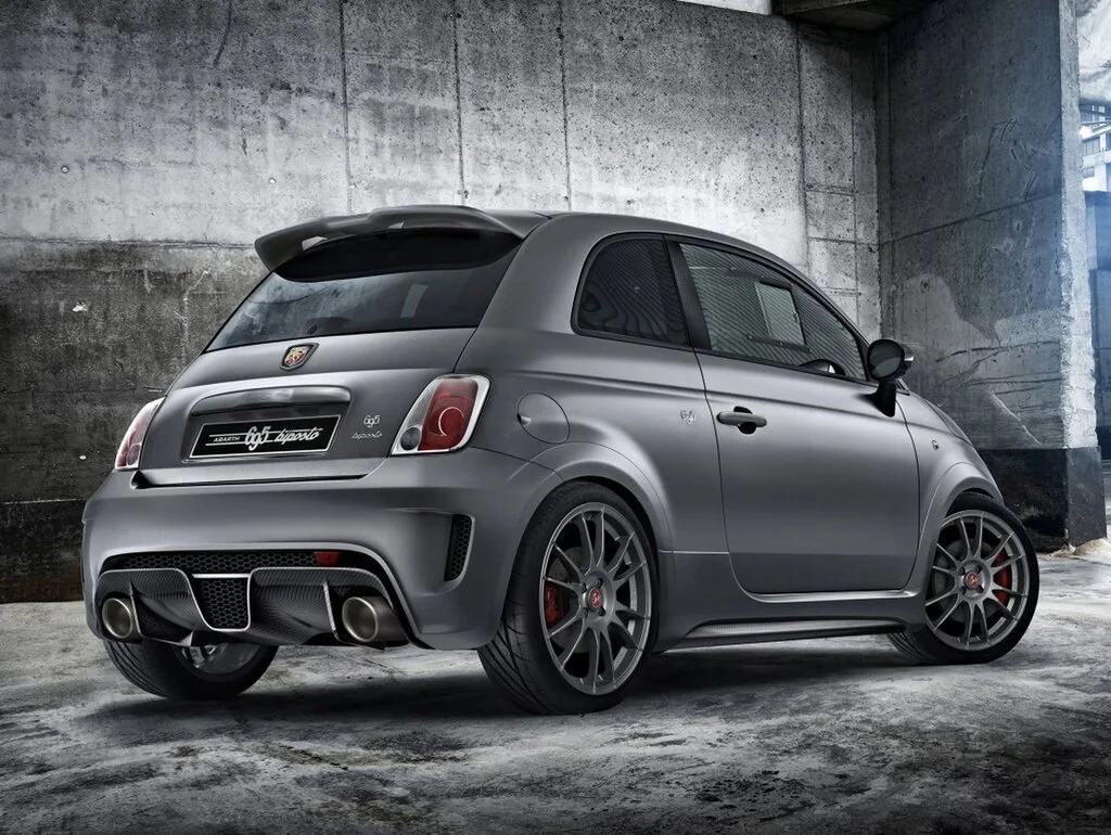 Фото Abarth 695 (2024) — вид сзади, фото 8. Задняя часть крупно: ширина кормы и выпускная система Abarth 695 (2024) — вид сзади, фото 8