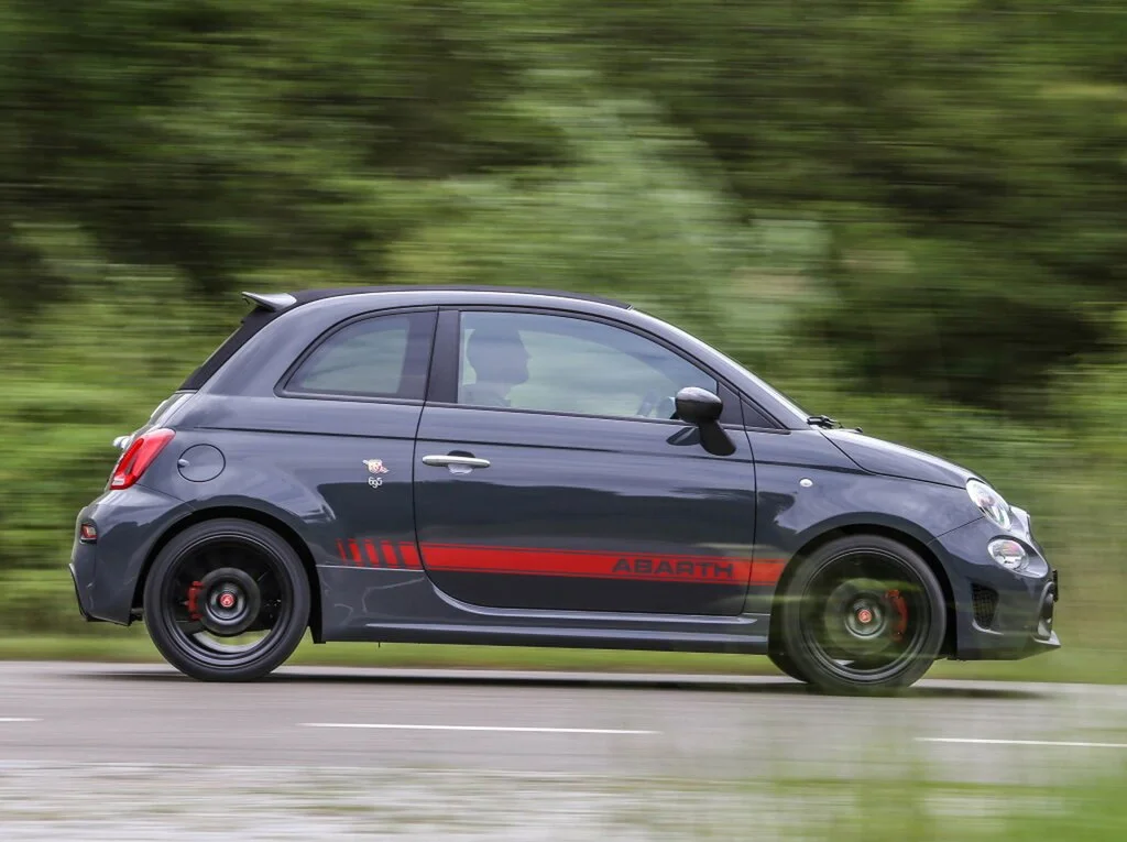 Фото Abarth 695 (2024) — вид сбоку, фото 2. Вид сбоку целиком: колёсная база и размер арок Abarth 695 (2024) — вид сбоку, фото 2