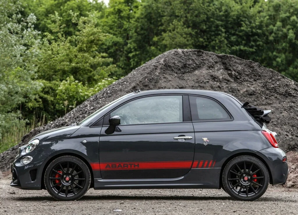 Фото Abarth 695 (2024) — вид сбоку, фото 3. Профиль в движении: пропорции кузова на ходу Abarth 695 (2024) — вид сбоку, фото 3