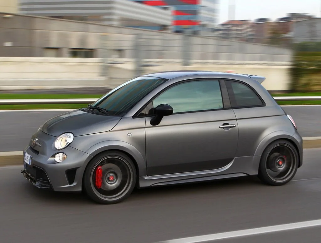 Фото Abarth 695 (2024) — вид сбоку, фото 4. Профиль: длина кузова, линия крыши и посадка на колёсах Abarth 695 (2024) — вид сбоку, фото 4