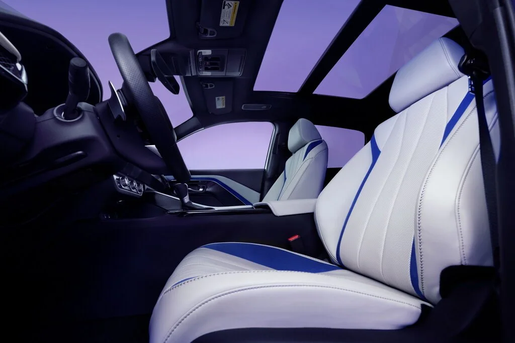 Фото Acura ADX (2025) — интерьер. Общий план салона: панель, консоль и передние кресла Acura ADX (2025) — интерьер