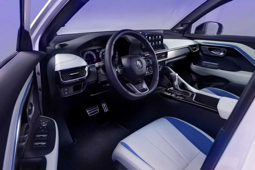 Фото Acura ADX (2025) — интерьер, фото 2. Салон целиком: как расставлены кресла и что под рукой у водителя Acura ADX (2025) — интерьер, фото 2