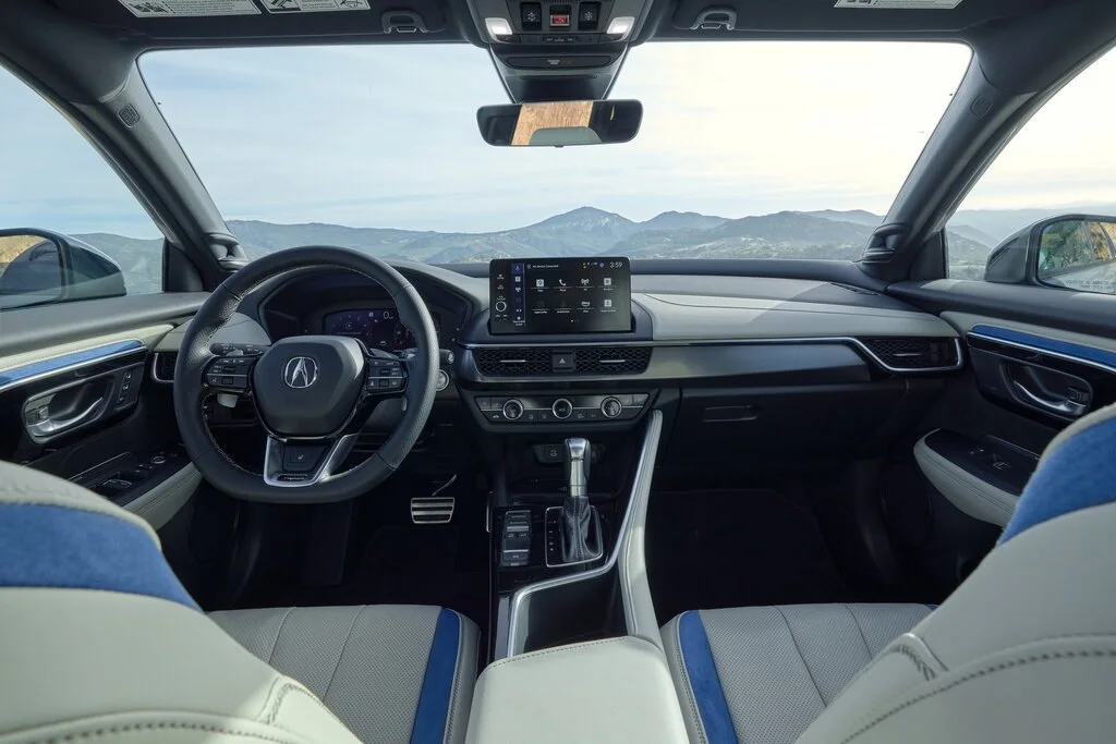 Фото Acura ADX (2025) — интерьер, фото 4. Общий план салона: панель, консоль и передние кресла Acura ADX (2025) — интерьер, фото 4