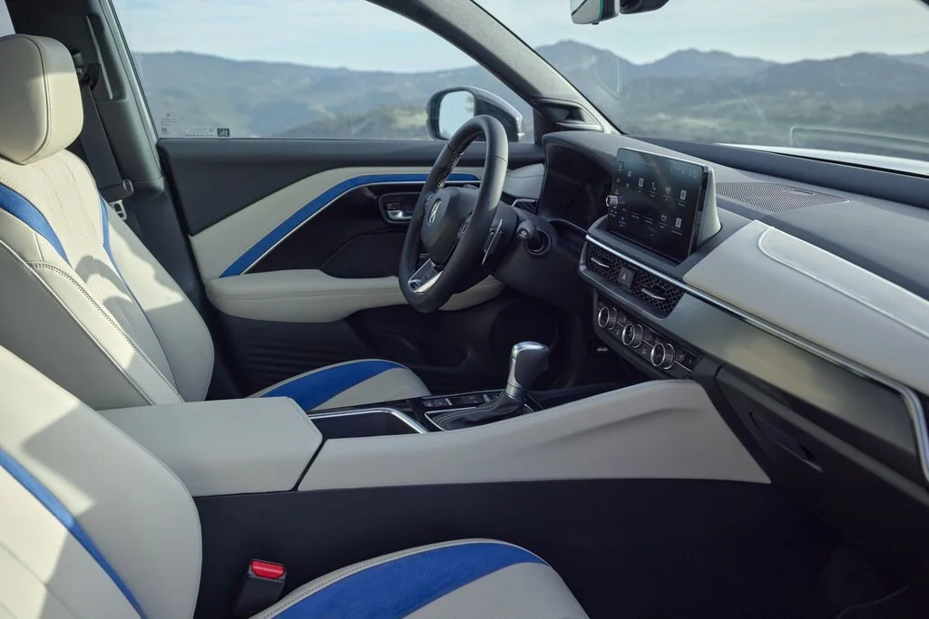 Фото Acura ADX (2025) — интерьер, фото 5. Салон целиком: как расставлены кресла и что под рукой у водителя Acura ADX (2025) — интерьер, фото 5