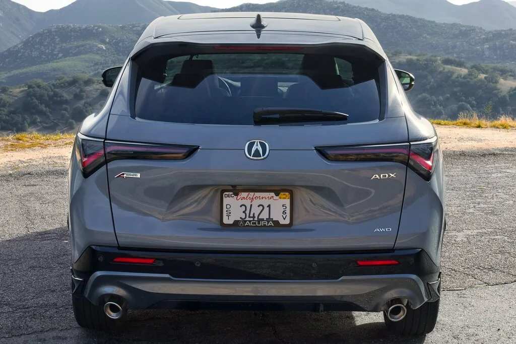 Фото Acura ADX (2025) — вид сзади, фото 2. Задняя часть крупно: ширина кормы и выпускная система Acura ADX (2025) — вид сзади, фото 2