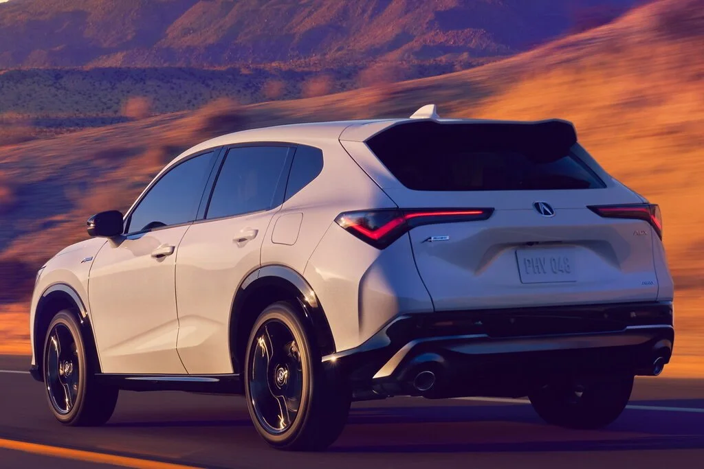 Фото Acura ADX (2025) — вид сзади, фото 3. Сзади-сбоку: свес кормы и стойка пятой двери Acura ADX (2025) — вид сзади, фото 3