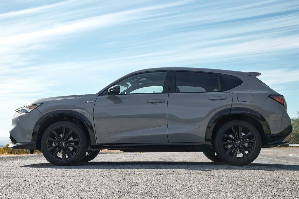 Фото Acura ADX (2025) — вид сбоку. Профиль: длина кузова, линия крыши и посадка на колёсах Acura ADX (2025) — вид сбоку
