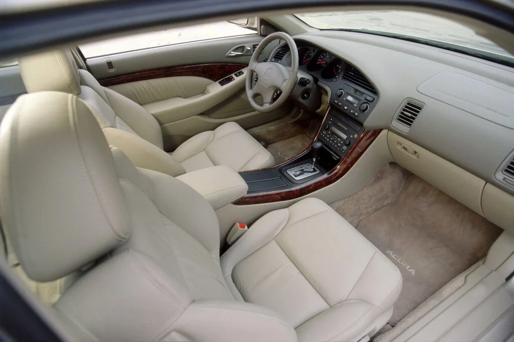 Фото Acura CL (2003) — интерьер, фото 4. Общий план салона: панель, консоль и передние кресла Acura CL (2003) — интерьер, фото 4