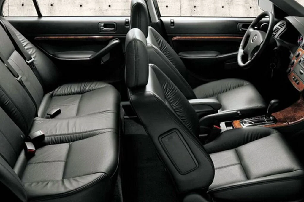 Фото Acura EL (2003) — интерьер. Общий план салона: панель, консоль и передние кресла Acura EL (2003) — интерьер