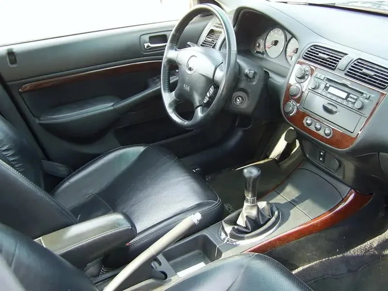 Фото Acura EL (2003) — интерьер, фото 4. Общий план салона: панель, консоль и передние кресла Acura EL (2003) — интерьер, фото 4