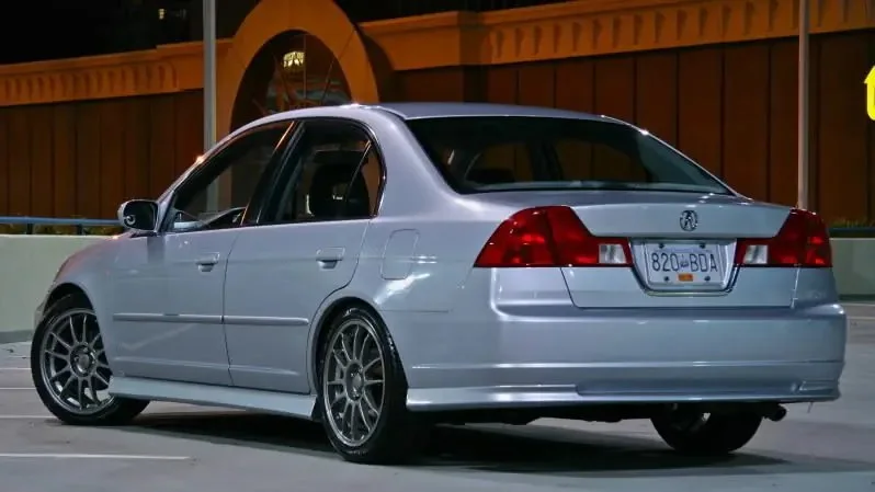 Фото Acura EL (2003) — вид сзади, фото 2. Задняя часть крупно: ширина кормы и выпускная система Acura EL (2003) — вид сзади, фото 2