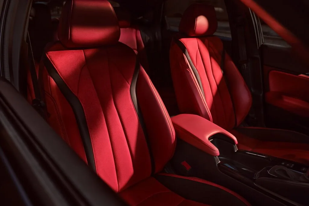 Фото Acura Integra (2023) — передние сиденья. Передние кресла: профиль спинки, подушка и отделка Acura Integra (2023) — передние сиденья
