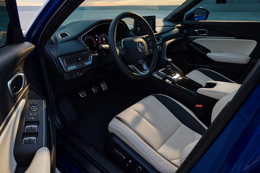 Фото Acura Integra (2023) — интерьер. Общий план салона: панель, консоль и передние кресла Acura Integra (2023) — интерьер