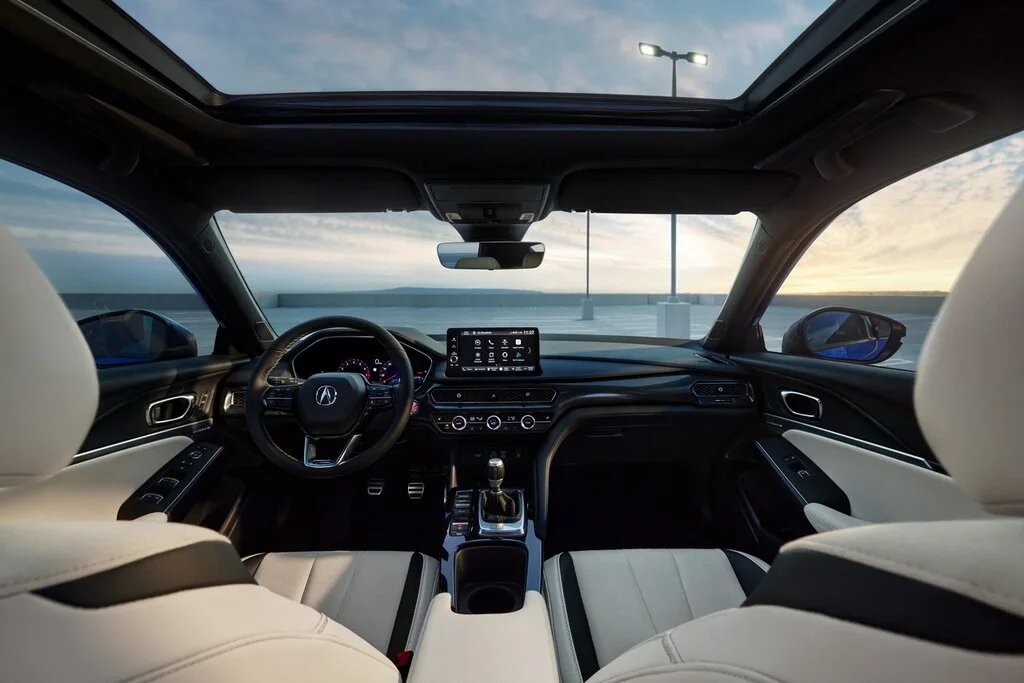 Фото Acura Integra (2023) — интерьер, фото 2. Салон целиком: как расставлены кресла и что под рукой у водителя Acura Integra (2023) — интерьер, фото 2