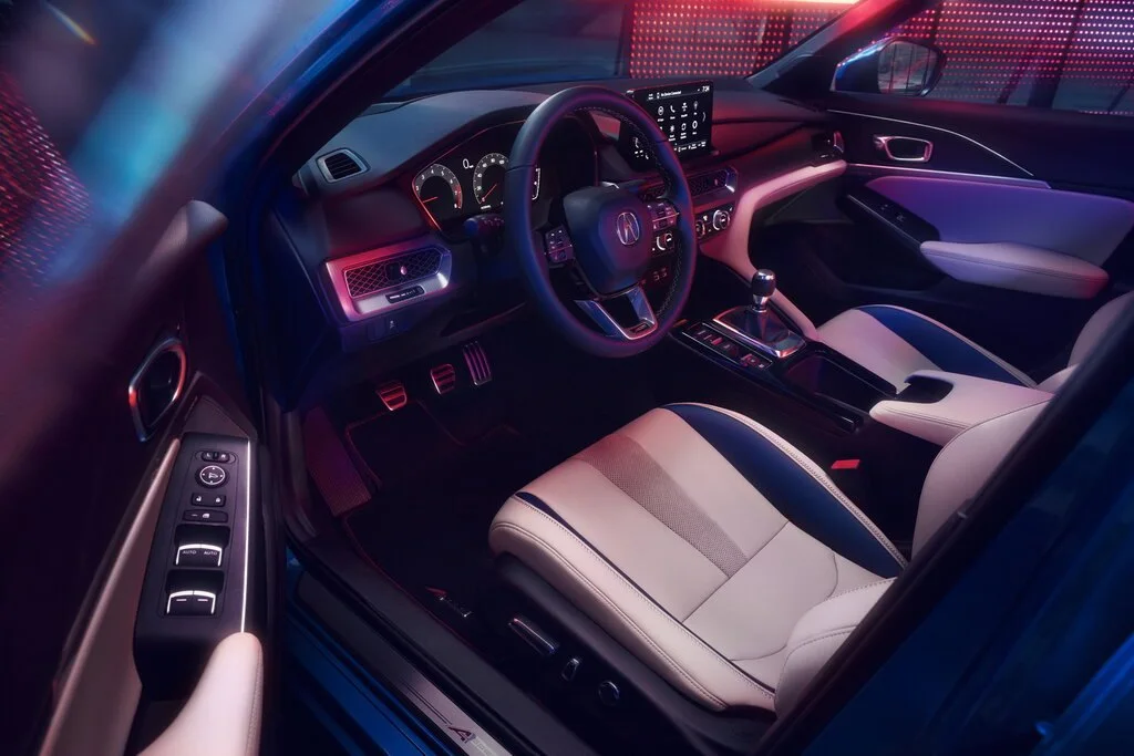Фото Acura Integra (2023) — интерьер, фото 4. Общий план салона: панель, консоль и передние кресла Acura Integra (2023) — интерьер, фото 4
