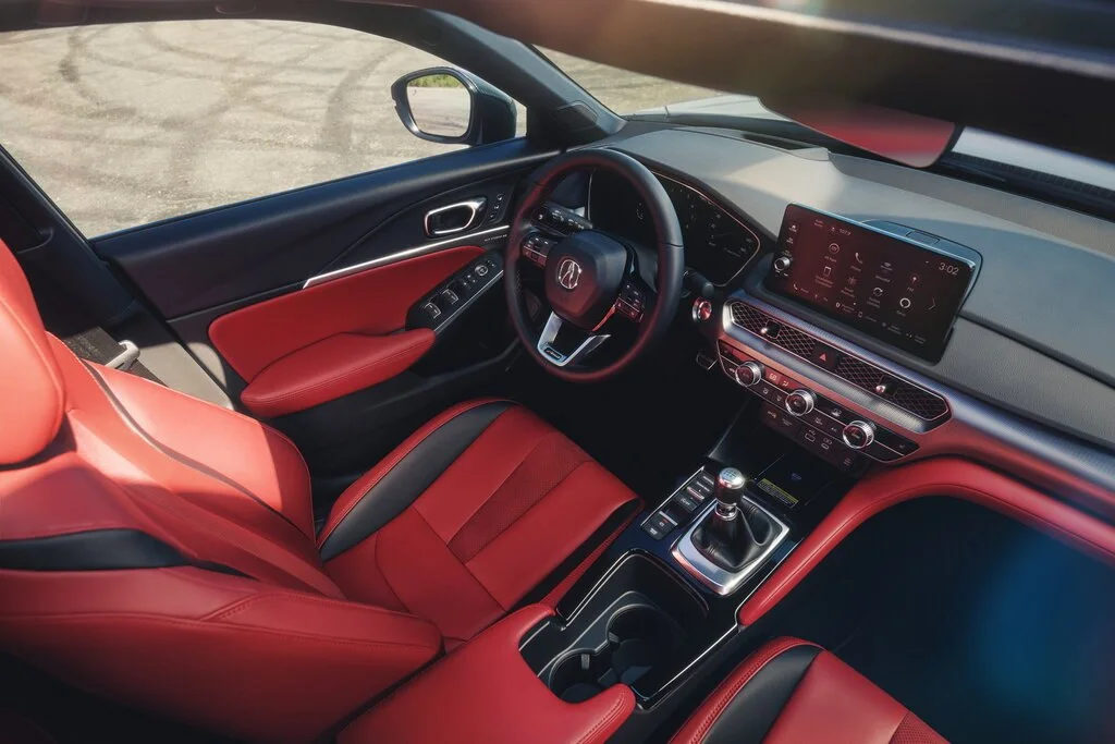 Фото Acura Integra (2023) — интерьер, фото 7. Общий план салона: панель, консоль и передние кресла Acura Integra (2023) — интерьер, фото 7