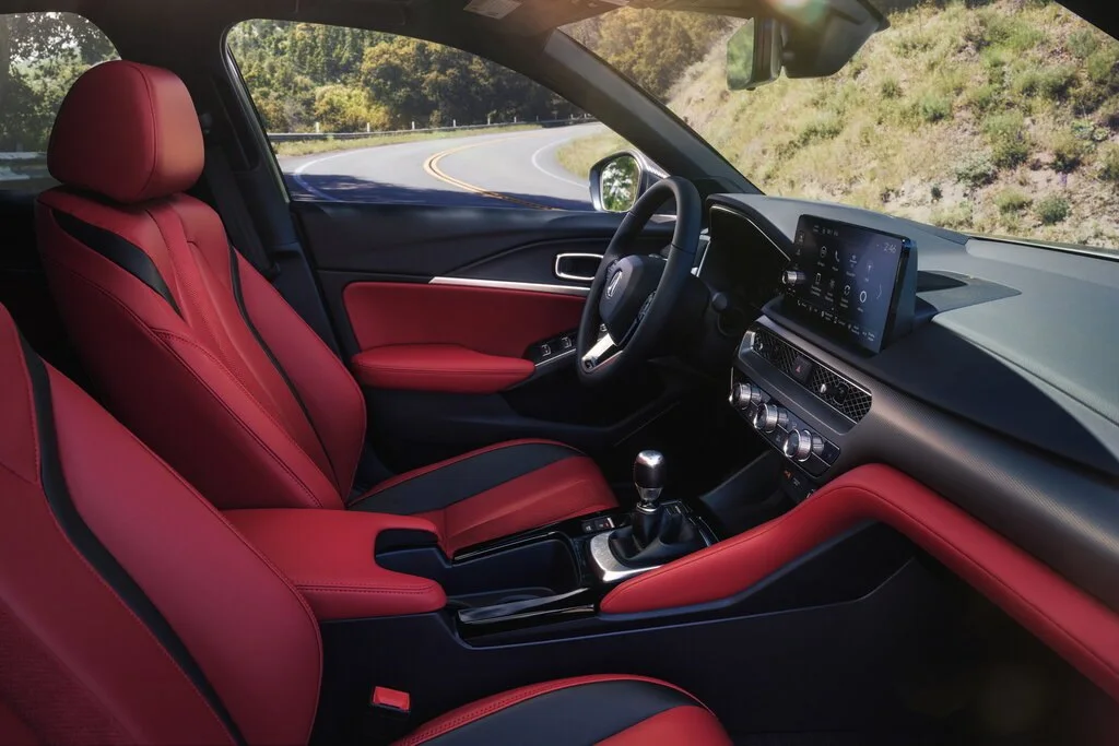 Фото Acura Integra (2023) — интерьер, фото 8. Салон целиком: как расставлены кресла и что под рукой у водителя Acura Integra (2023) — интерьер, фото 8