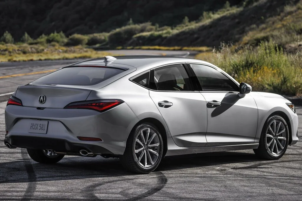 Фото Acura Integra (2023) — вид сзади. Корма: рисунок фонарей, бампер и оформление пятой двери Acura Integra (2023) — вид сзади