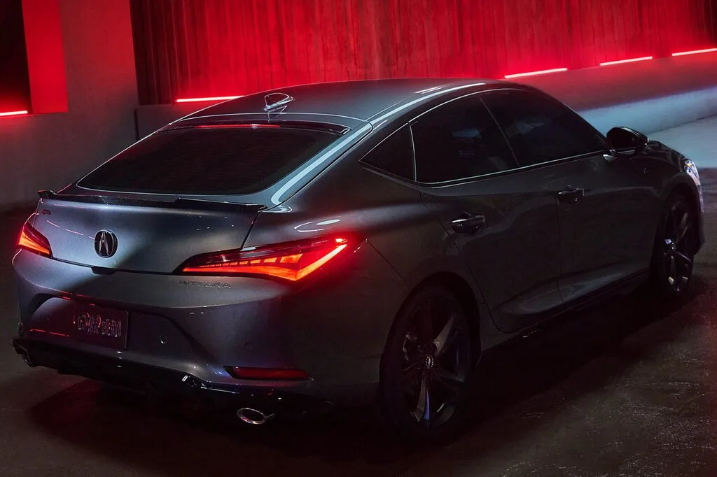 Фото Acura Integra (2023) — вид сзади, фото 2. Задняя часть крупно: ширина кормы и выпускная система Acura Integra (2023) — вид сзади, фото 2