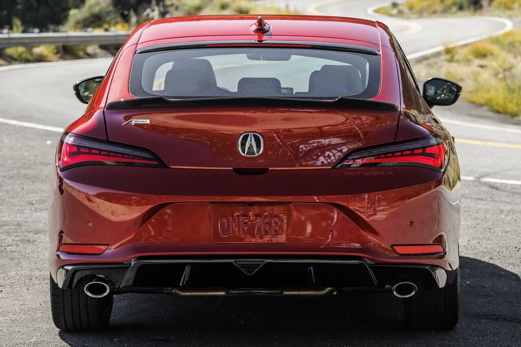Фото Acura Integra (2023) — вид сзади, фото 3. Сзади-сбоку: свес кормы и стойка пятой двери Acura Integra (2023) — вид сзади, фото 3