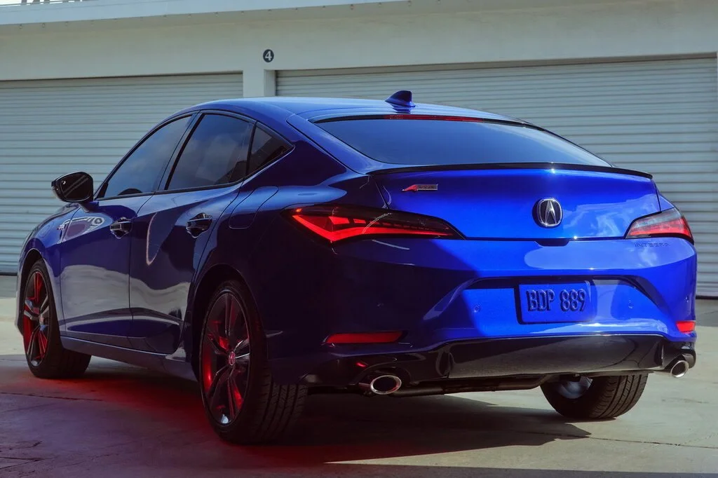 Фото Acura Integra (2023) — вид сзади, фото 4. Корма: рисунок фонарей, бампер и оформление пятой двери Acura Integra (2023) — вид сзади, фото 4