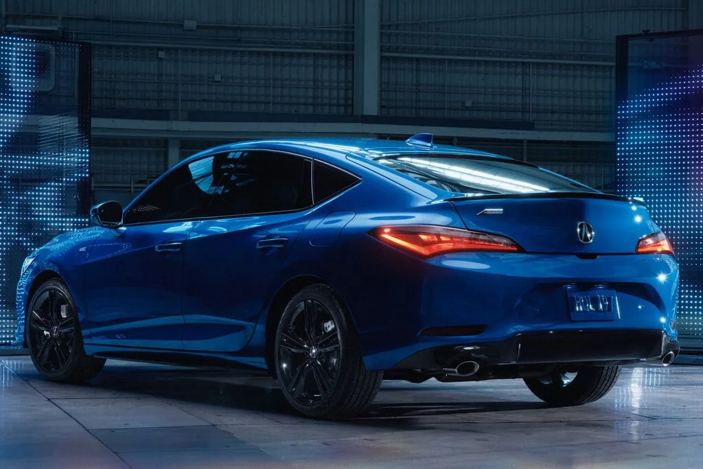 Фото Acura Integra (2023) — вид сзади, фото 5. Задняя часть крупно: ширина кормы и выпускная система Acura Integra (2023) — вид сзади, фото 5