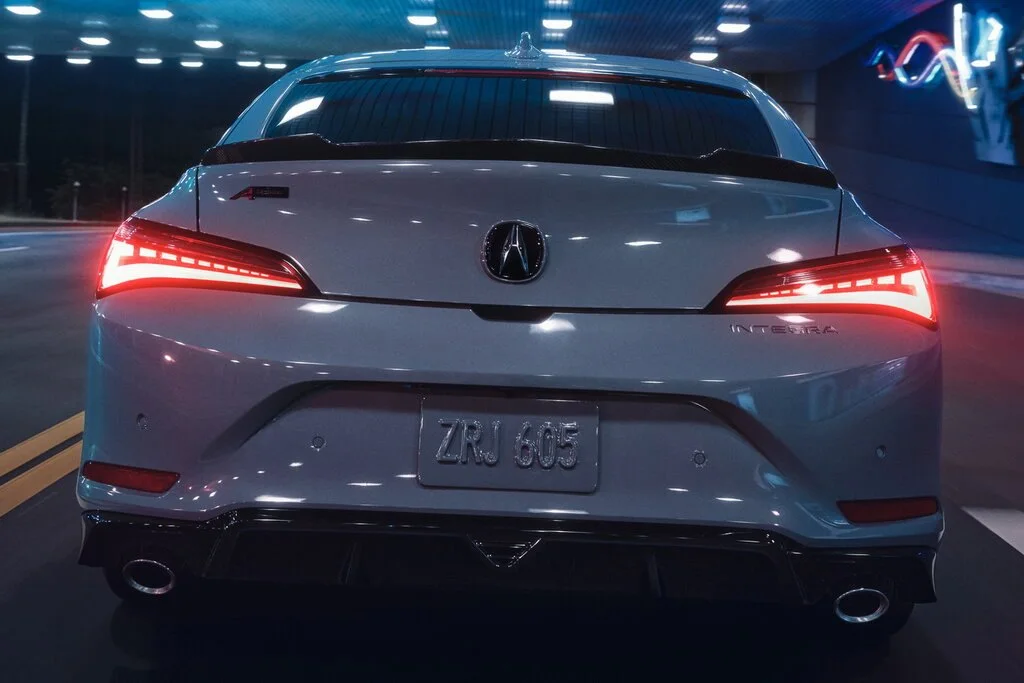 Фото Acura Integra (2023) — вид сзади, фото 6. Сзади-сбоку: свес кормы и стойка пятой двери Acura Integra (2023) — вид сзади, фото 6