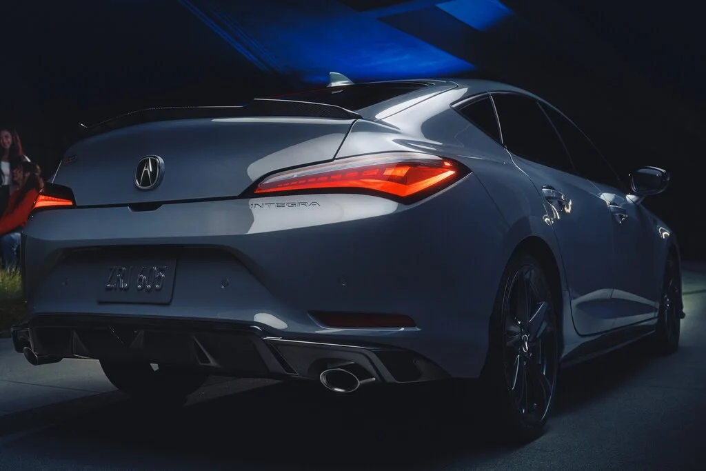 Фото Acura Integra (2023) — вид сзади, фото 7. Корма: рисунок фонарей, бампер и оформление пятой двери Acura Integra (2023) — вид сзади, фото 7