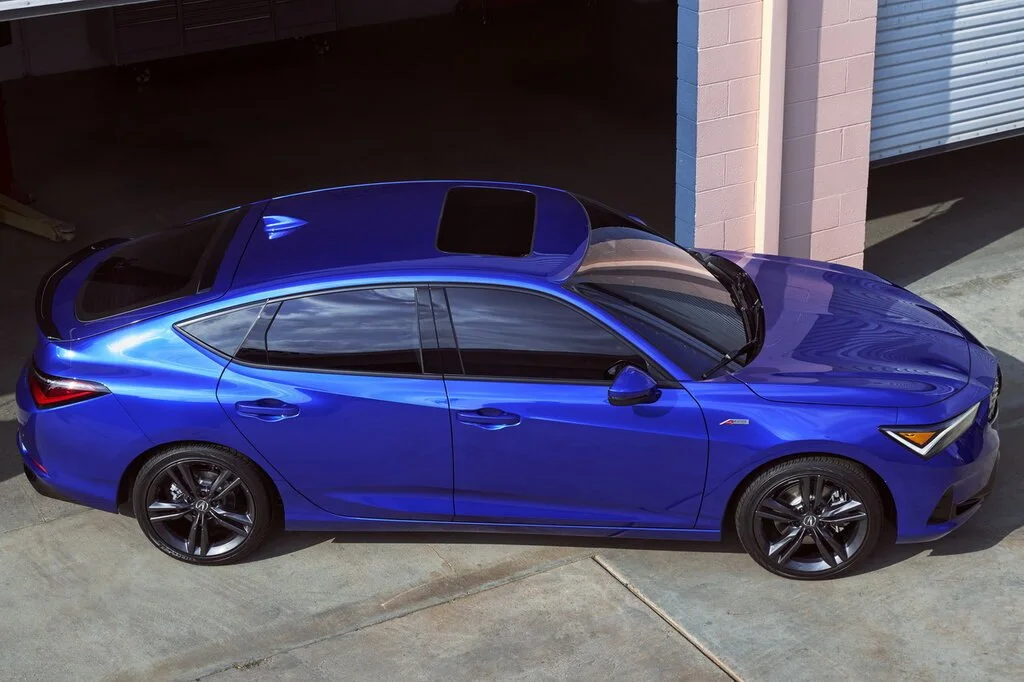 Фото Acura Integra (2023) — вид сверху. Сверху видно остекление крыши и рейлинги Acura Integra (2023) — вид сверху