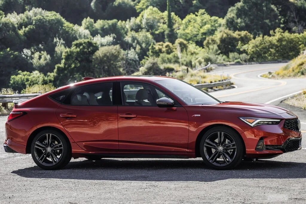 Фото Acura Integra (2023) — вид сбоку. Профиль: длина кузова, линия крыши и посадка на колёсах Acura Integra (2023) — вид сбоку