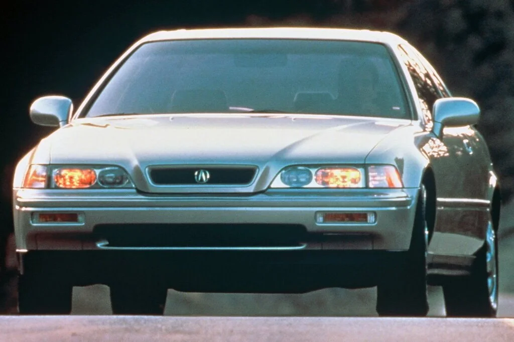Фото Acura Legend (1992) — вид спереди, фото 2. Передняя часть крупно: рисунок ходовых огней и воздухозаборники Acura Legend (1992) — вид спереди, фото 2