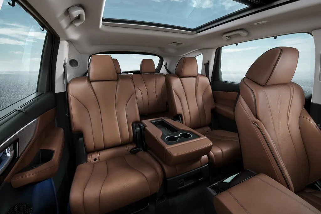 Фото Acura MDX (2024) — центральная консоль. Консоль между креслами: подстаканники и место под мелочи Acura MDX (2024) — центральная консоль