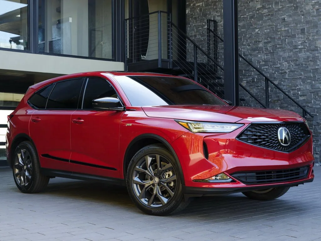 Фото Acura MDX (2024) — вид спереди, фото 6. Три четверти спереди: видно и «лицо», и профиль разом Acura MDX (2024) — вид спереди, фото 6
