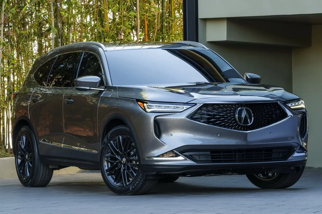 Фото Acura MDX (2024) — вид спереди, фото 7. Анфас: решётка, форма фар и бампер — по ним модель и узнают на дороге Acura MDX (2024) — вид спереди, фото 7